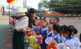 小学生中秋节猜灯谜,小学生欢度传统佳节”