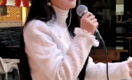 小姐姐在街边翻唱歌曲,小姐姐翻唱歌曲，唤醒记忆的音符