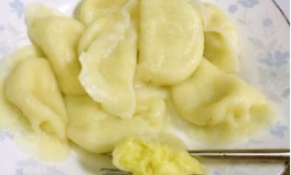 泰国小姐姐吃榴莲包饺子,小姐姐榴莲包饺子，独特风味引人垂涎