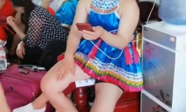 两位小姐姐吃芬达,两位小姐姐共享芬达的美好时光