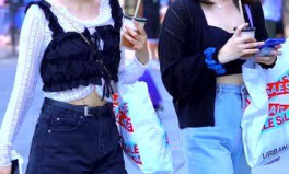 可爱小姐姐与闺蜜逛街,可爱小姐姐街头漫步