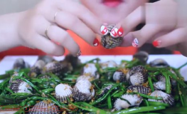 小姐姐们吃海边的食物吗,海边小姐姐们的美食盛宴