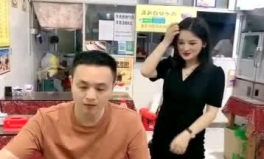 小姐姐打了一个男人屁股,小姐姐勇敢反击男子不雅行为