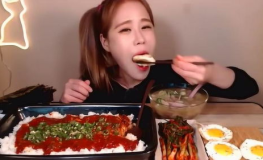 韩国小姐姐吃辣的巧克力,味蕾与辣度的极限对决
