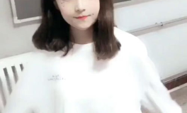 搞笑小姐姐笑的好开心啊,小姐姐的欢乐时刻